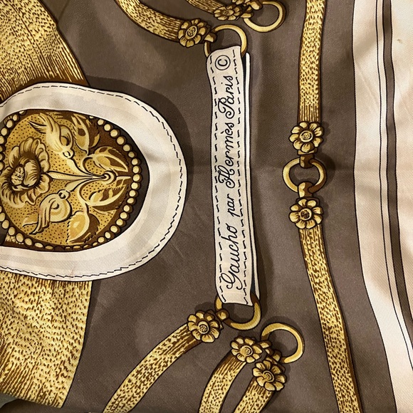 34 x 34 HERMES silk scarf / foulard in pre-loved condition - Picture 8 of 9